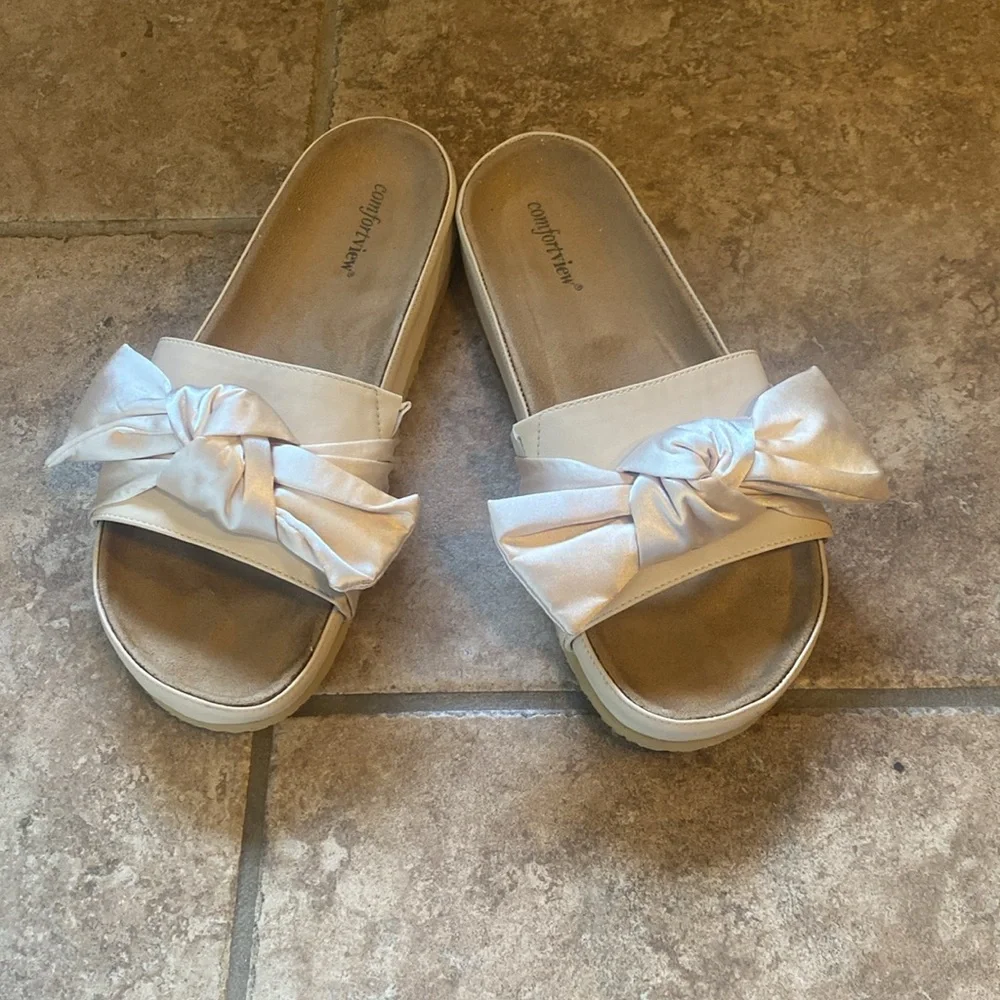Comfortview. Women's Cream Slide Sandals. Size 10 - Picture 3 of 11